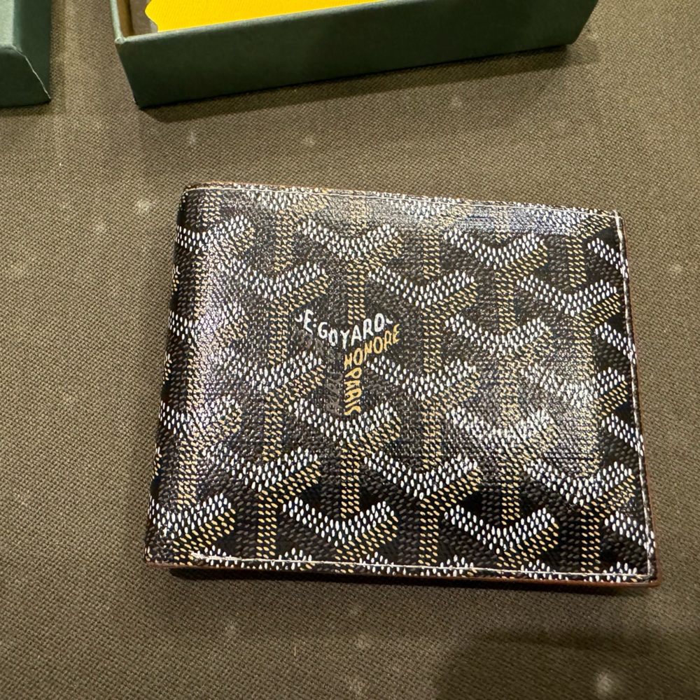 Goyard Men’s wallet. Looks brand new. No scratches or scrapes. All Original